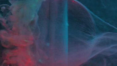 Dikey video. Parlatıcı boya. Küre arkaplanı. Soyut sanatta odaksız mavi neon rengi su dokusu yuvarlak geometrik sis.