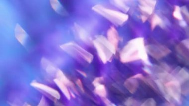 Parlayan parçacıklar. Odaklanamayan yansıtıcı parçalar. Parlak göz kamaştırıcı mercek kıvılcımları mavi mor renkte parıldıyor yaratıcı ışık soyut arka planda.