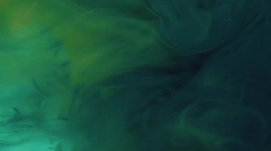 Buhar boyası. Karışım akışı. Bulanık sarı mavi renk duman dokusu kimyasal sıvı kıvrım maddesi soyut arkaplanda yayılıyor.