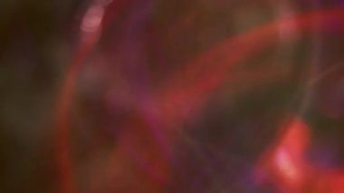 Bulanık ışık dokusu. Parlak efekt. Pırıl pırıl, kırmızı, mavi, mor, flaşlı, soyut, aydınlık, koyu renk arkaplan..