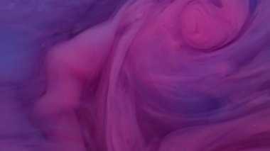 Dönen boya sıçraması. Fış sanatı. Suyun içindeki sıvı mürekkep dokusu soyut arkaplana yayılıyor..