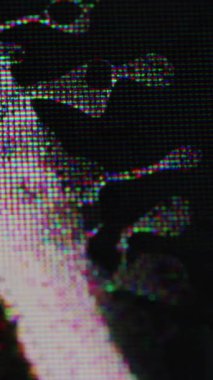 Dikey video. Grunge matrisi. Kırık ekran. Dalgalı siyah sıvıyı hasarlı yüzey plazma televizyonuna yayıyor. Renkli piksellerin arızalı parıltısı bulanık efekt.