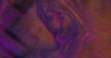 Sıvı dökülmesi. Su sanatı. Odaklanmamış mor altın rengi soyut açık arkaplanda sıvı koyu siyah lekelerde sıçramış boya..