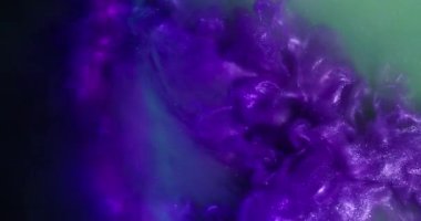Mor mürekkep. Işıldayan arka plan. Odaklanamayan sarı neon rengi kıvrımlı duman sıvısı koyu siyah yaratıcı soyutlama üzerinde yüzüyor..