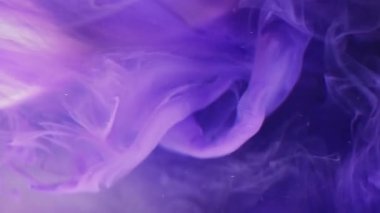 Dikey video. Duman döküldü. Pürüzsüz sis. Mor mor emülsiyon sıvı boya katmanlı bulanık suda akıyor. Soyut sanat piramidi yüzey arkaplanı.