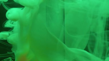 Dikey video. Neon boya. Su altı küresi sıçradı. Odaklanmamış yeşil renk su dokusu sıvı şeffaf yuvarlak soyut koyu siyah arkaplan.