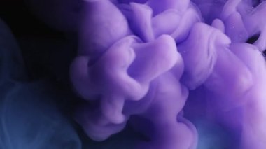 Duman dalgası. Duman bükme. Siyah su arka planında garip mavi menekşe mürekkep bulutu karışımı. Fantezi sıvısı soyut sis patlaması karışımı.