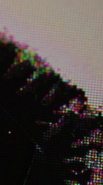 Dikey video. Dijital gürültü. Ekran hasarı. Statik objelerde siyah çatlak piksel çözünmüş doku. Bozuk teknoloji arkaplan hatası.