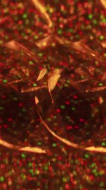 Dikey video. Bulanık konfeti. Parlak efekt. Işıl ışıl sarı çok renkli parlak noktalar soyut arkaplanı çalıştıran parlak parçacıklar.