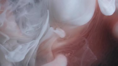 Hipnoz sıvısı. Sis akışı. Beyaz kahverengi duman mürekkep akıntısı yumuşak su karışımı döker. Siyah mistik yüzey rengi sanat odaklanmış sis arkaplanı.