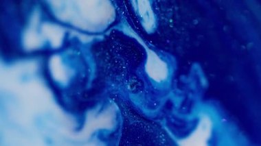 Bokeh sanatı. Dalgalanma. Pırıl pırıl yaratıcı arka planda yüzen sıvı köpük damlasının içindeki bulanık mavi renkli mermer boya..