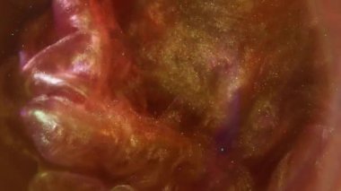 Parıldayan duman. Parlayan mürekkep. Sarı turuncu dalga sisi suda akıyor. Odaklanmamış altın rengi soyut değerli metalik parlatıcı arka plan.