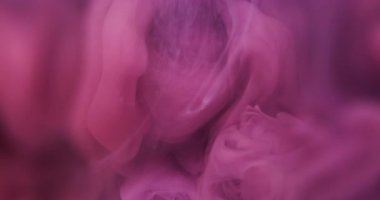 Buhar dokusu. Mürekkep suyu. Odaklanmamış pembe renkli kıvrımlı sis akışı sıvısı soyut yaratıcı duman sanatı arka planına yayılıyor.