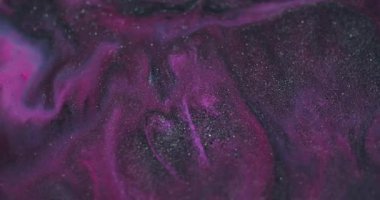 Sıçrama sanatı. Mürekkep döküldü. Soyut yaratıcı arka planda odaksız pembe gümüş renkli ışıl ışıl parçacıklar ıslak karışım akışı.