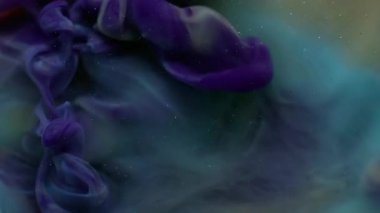 Karışık boya. Sıvı mürekkep. Odaklanmamış mor buhar dokusu kimyasal su akışı akrilik madde soyut arkaplanda yayılıyor.