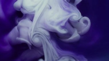 Boya sıçraması. Sis dalgası. Soyut arkaplanda yüzen mavi beyaz mor renk parçacıkları kimyasal akrilik madde.