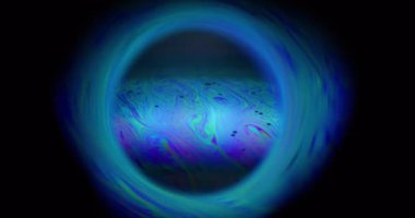 Benzin bulanık sıvısı. Mistik boya. Renkli emülsiyon mavi yeşil yağ karışımı küre. Gerçeküstü kozmik arkaplan siyah uzay çerçevesi.