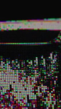 Dikey video. Grunge pikseli. Yayın sorunu. Cam çatlakları olan kırık ekran taneli yüzey. Siyah, şekilsiz, ıslak, pırıl pırıl bir nokta..