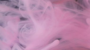 Dikey video. Yuvarlak sıvı. Boya bulutu. Odaklanmamış pembe renk su dokusu soyut sanat arka planına damlayan sıçrama akışı.