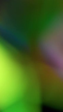 Dikey video. Bokeh görsel ritim. Palet taştı. Renkli pırıltı. Hareket eden gökkuşağı prizması. Soğuk, ılık, yumuşak gölge parlayan bulanıklık. Yumuşak kayan ışık.