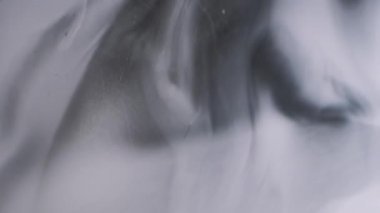 Sıçrama akışı. Akış boyası. Odaklanmamış mor mürekkepli su mermeri ıslak doku dalgalı kimyasal sıvı soyut arkaplanda akıyor.