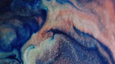 Karışık renk. Soyut boya. Odaklanmamış portakal mavisi kıpkırmızı su sıçratan ıslak sıvı parlatıcı emülsiyon sanat arka planında hareket ediyor..