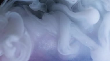 Buhar akışı. Mürekkep dumanı. Beyaz sıvı girdap fırtınası patlaması. Boya sanatı, su peçesi. Renkli, soyut bir fantezi. Odaklanmış arka plan..