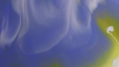 Dökül bakalım. Su altyapısı. Soyut sanat üzerinde yüzen mermer kimyasal efektli mavi beyaz renkli sıçrama sıvısı.