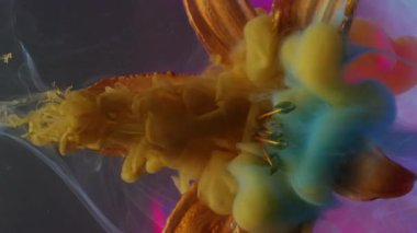 Dikey video. Mürekkep buharı. Çiçek dumanı. Sarı kahverengi akış, zambak yapraklarının üzerine düşer. Puslu neon tozu, mor parlaklıkta, arka planda harmanlanmış..