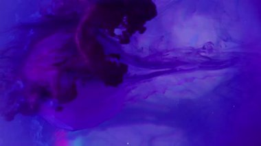 Dikey video. Odaklanamayan damlama. Elmas değerli taş. Mor mavi menekşe sıvısı cam figürün üzerine düşer. Yuvarlak neon rengi arkaplanda boya karışımı.