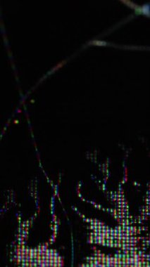 Dikey video. Kırık LCD. Gürültülü objeler. Piksel cam yüzey arızası görüntüsünde siyah odaklanmış akış. Hasarlı kazı alanının analog statik genişlemesi.