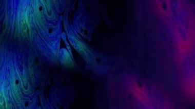 Sabunlu gökkuşağını boya. Kaleydoskop merceği. Yağlı neon mürekkep sıvısı soyut bulanık arka plan damla yüzeyi üzerinde renkli ikiz ışık lekesi.