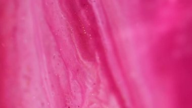 Mürekkep kabarcığı. Dalgalanma. Su birikintisindeki pembemsi beyaz renkli mermer boya köpüklü bokeh sanat arka planında hareket ediyor..