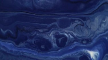 Mermer lekeler. Akış parçacıkları. Odaklanmamış siyah mavi renk dalgalanması mürekkep akrilik parlak dokuyu soyut sanat arka planında yüzdürür.