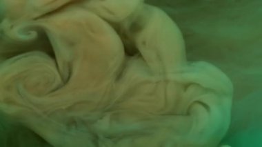 Sis girdabı. Sis mürekkebi. Tütsülenmiş suda çözünmüş sarı renkli boya. Kimyasal akrilik sıvısı soyut ıslak arka planda yayılıyor..