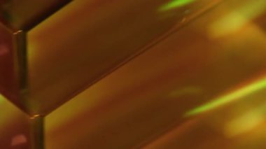 Bulanık akış karışımı. Renk yanılsaması. Soyut geometrik bokeh ışık arkaplanı üzerinde hareket eden parlak sarı kırmızı parçacıklar.