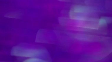 İşaret fişeği atıyor. Parlak bulanık bir ışık. Bokeh ışık soyut arka planda yüzen çok renkli parlak lens sarı mor renk.