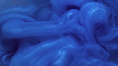 Duman mürekkebi. Buhar bulutu. Su patlamasında çözünmüş mavi renk sıçraması. Parçacıklar soyut sanat arka planında yüzen parlak sıvılar..