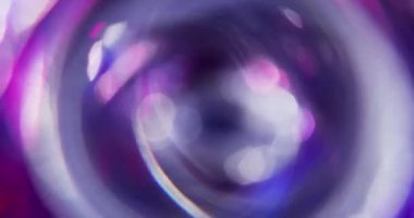 Parlak ışık. Bokeh ray. Odaklanamayan mor mavi parlak parlak yuvarlak neon parlaklık soyut koyu siyah arkaplan üzerinde hareket ediyor.