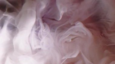 Dikey video. Duman boyası. Renk dumanı. Beyaz sıvı boya turuncu renkli kıvrımlar bulanık su sanatı soyut arka plan.