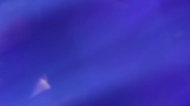 Odaklanamayan ışık girdapları. İşaret fişeği çemberi. Bulanık mavi yeşil, kırmızı, parlak sanat arka planında yüzen soyut mavi yanıp sönen lens.