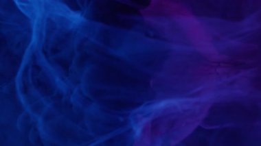 Dikey video. Su mürekkebi dumanı. Küre dokusu. Odaklanmamış mavi neon rengi sıvı duman soyut sanat arka planında yüzen ıslak boya..