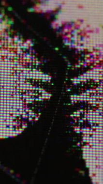 Dikey video. Kırık ekran. VHS sesi. Grunge, telefon tableti ekranının kumlu piksel yüzeyini kırmış. Yayın eşleşmesi çalınırken arıza hatası.