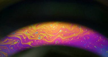 Sabunlu gökkuşağını boya. Mürekkep döküldü. Renk sıvısı harmanlanmış yüzen dairesel parlak kemer. Kozmik bulanık benzin turuncu mor soyut siyah arkaplan.