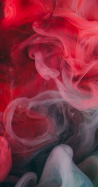 Dönen sis. Mürekkep sıvısı. Odaklanmamış pembe renk parıltılı su dokusu soyut yaratıcı sanat arka planında akrilik sim akışı.