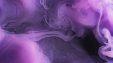 Dalga sisi. Duman karışımı. Mor mor sıvı pigment gizem karışımı renk boyası soyut siyah arkaplan. Su dokusu girdap bulanıklığı akışı.