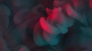 Sanat buharı. Mistik boya. Gri, mavi, parlak dalga koyu suda akıyor. Odaklanamayan soyut kasvetli arka plan kimyasal tepkimesi.