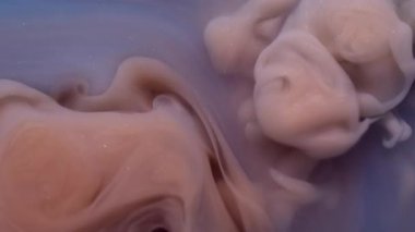 Parlak doku. Duman suyu. Odaklanamayan mavi mor renkli duman boyası kimyasal sis soyut ruhani buhar sanat arka planında yükseliyor..