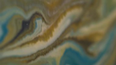 Mürekkep karışımı. Parlak sıvı. Soyut arkaplana yayılan sıvı akrilik karıştırılmış mavi altın rengi mermer karışımı..