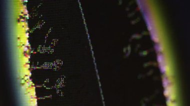 Dağılmış yüzey. Arıza dalgası. Holografik neon ışıklı bulanık sarı renk gürültüsü eserler geçmişe dönük sanatta koyu siyah ekrana yayılıyor..